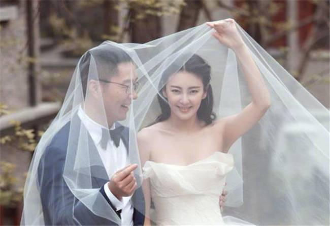 2016年，张雨绮与相识仅70天的富商袁巴元迅速步入婚姻殿堂，随即迎来一对龙凤胎。-IS